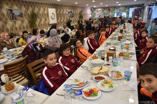 U-11 EKİBİNE YEMEK