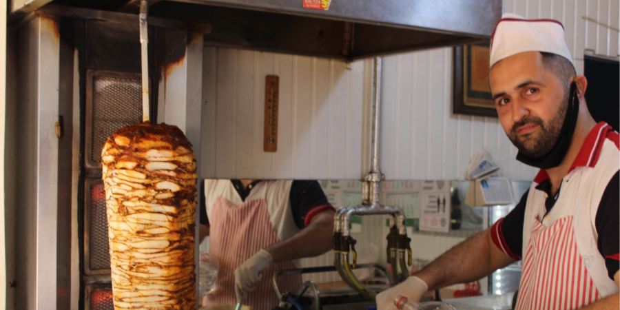 KORONAVİRÜSE ŞİFA OLUR DİYE DÖNERİN SOSUNA ZEMZEM SUYU KATTI