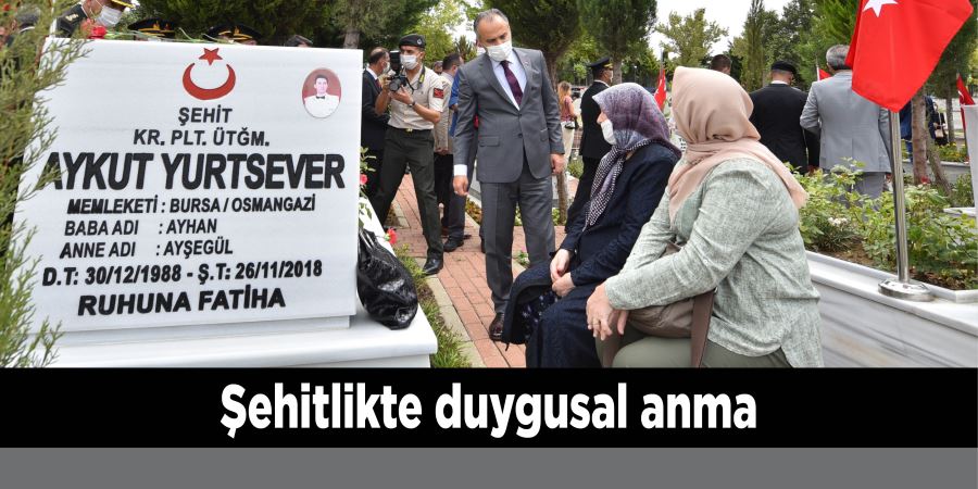 Şehitlikte duygusal anma